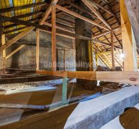 PREDAJ - investičná príležitosť - historocká budova Banská Štiavnica - - Podkrovie s drevenými trámami a podlahou s dreveným dekorom v obchodných priestoroch.
