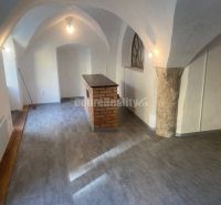 PREDAJ - investičná príležitosť - historocká budova Banská Štiavnica - - Obchodné priestory s tehlovým pultom a klenutým stropom, podlaha s dreveným dekorom.