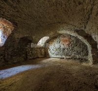 PREDAJ - investičná príležitosť - historocká budova Banská Štiavnica - - Kamenný priestor s oblúkovou klenbou, ilustrujúci historický charakter obchodných priestorov.
