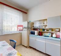 PREDAJ - Rodinný dom v meste Gbely - Kuchyňa v rodinnom dome s jedálenským stolom, chladničkou a retro skrinkou.