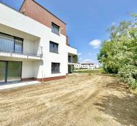 Predaj 2-izb. bytu so záhradou a terasou, Nová Tehelňa, Senec (A1101) - Novostavba s balkónmi na ulici Vtáčia v Senci, priestor pre 3-izbový byt.