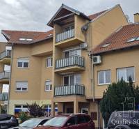 SENEC - NA PREDAJ EXKLUZÍVNE IBA U NÁS zariadený 3 izbový byt s vlastn - Bytový dom na Kysuckej ulici v Senci s parkoviskom a balkónmi.