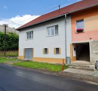 ✅ SLOVREAL Predaj rodinného domu kúsok od mesta Kremnica - Kopernica - **Rodinný dom** so šikmou strechou a farebnou fasádou pri ceste v obci.