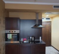 Predaj, 2 i apartmán 72 m2 + balkón výhľad na more, Burgas, BULHARSKO - Kuchynská linka s rúrou, drezom a digestorom v Rekreačnom apartmáne.