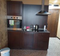 Predaj, 2 i apartmán 72 m2 + balkón výhľad na more, Burgas, BULHARSKO - Kuchynská linka v Rekreačnom apartmáne s hnedými skriňami a nerezovými spotrebičmi.