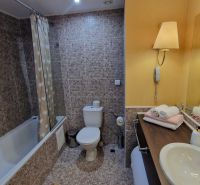 Predaj, 2 i apartmán 72 m2 + balkón výhľad na more, Burgas, BULHARSKO - Kúpeľňa v rekreačnom apartmáne s vaňou, obkladmi a osvetlením.