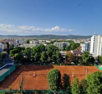 Predaj, 2 i apartmán 72 m2 + balkón výhľad na more, Burgas, BULHARSKO - Výhľad na tenisové kurty v Slnečnom pobreží, obklopené rekreačnými apartmánmi a zeleňou.