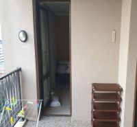 Predaj, 2 i apartmán 72 m2 + balkón výhľad na more, Burgas, BULHARSKO - Balkón rekreačného apartmánu na Slnečnom pobreží s vešiakom a nástennou lampou.