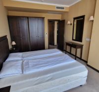 Predaj, 2 i apartmán 72 m2 + balkón výhľad na more, Burgas, BULHARSKO - Spálňa v Rekreačnom apartmáne s dvojposteľou a šatníkovou skriňou.