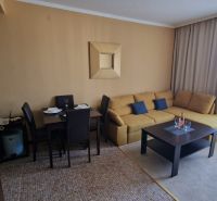 Predaj, 2 i apartmán 72 m2 + balkón výhľad na more, Burgas, BULHARSKO - Obývacia izba rekreačného apartmánu s pohovkou, jedálenským stolom a balkónom.