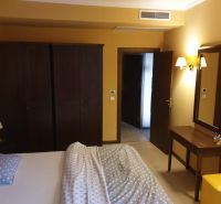 Predaj, 2 i apartmán 72 m2 + balkón výhľad na more, Burgas, BULHARSKO - Spálňa v rekreačnom apartmáne s veľkou posteľou, skriňami a zrkadlom na stene.