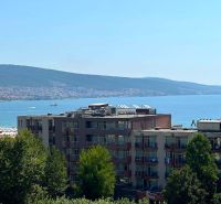 Predaj, 2 i apartmán 72 m2 + balkón výhľad na more, Burgas, BULHARSKO - Pohľad na rekreačný apartmán v Slnečnom pobreží s panorámou mora a hôr.