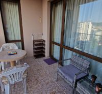 Predaj, 2 i apartmán 72 m2 + balkón výhľad na more, Burgas, BULHARSKO - Balkón rekreačného apartmánu s výhľadom na Slnečné pobrežie so stolom a stoličkami.