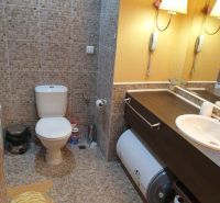 Predaj, 2 i apartmán 72 m2 + balkón výhľad na more, Burgas, BULHARSKO - Kúpeľňa v rekreačnom apartmáne s toaletou, umývadlom a dekoratívnym koberečkom.