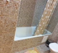 Predaj, 2 i apartmán 72 m2 + balkón výhľad na more, Burgas, BULHARSKO - Kúpeľňa rekreačného apartmánu s vaňou, sprchovým závesom a toaletou v mozaikových obkladoch.