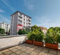 Na PREDAJ 3 izbový  byt priamo v centre mesta Pezinok - Bytový dom s terasou a zeleňou v Pezinku, vhodný pre 3-izbový byt.