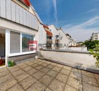 Na PREDAJ 3 izbový  byt priamo v centre mesta Pezinok - Terasa 3-izbového bytu v Pezinku s výhľadom na okolitú architektúru a zeleň.