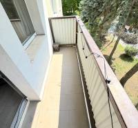 3 izbový byt  Borodáčová ulica, Bratislava - Ružinov - Poseň - Balkón 3-izbového bytu s výhľadom na stromy na Borodáčovej ulici.