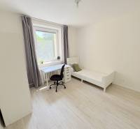 3 izbový byt  Borodáčová ulica, Bratislava - Ružinov - Poseň - Svetlá izba v 3-izbovom byte so stolíkom, posteľou a skriňou.
