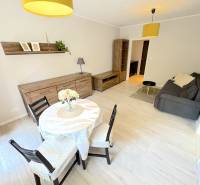 3 izbový byt  Borodáčová ulica, Bratislava - Ružinov - Poseň - Obývacia izba v 3-izbovom byte s dreveným nábytkom a jedálenským stolom.
