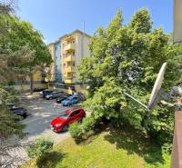 3 izbový byt  Borodáčová ulica, Bratislava - Ružinov - Poseň - Parkovisko pri bytovom dome na Borodáčovej ulici v Bratislave - Ružinove.