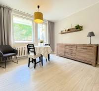 3 izbový byt  Borodáčová ulica, Bratislava - Ružinov - Poseň - Svetlá jedáleň v 3-izbovom byte s dreveným nábytkom a veľkým oknom.