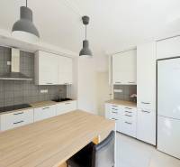 3 izbový byt  Borodáčová ulica, Bratislava - Ružinov - Poseň - Kuchyňa v 3-izbovom byte s bielymi skrinkami a drevenou pracovnou doskou.