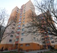 PRE ŠTUDENTKY- Na prenájom priestranný 3-izbový byt  - Bytový dom na ulici iljušinova obklopený stromami, ideálny na 3-izbový byt.