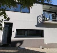 Rodinný dom A1 v Rači na ulici Pri vinodradoch - Budova na ulici Pri vinohradoch so schodiskom, balkónom a Kancelárie.