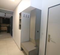 2-izbový byt s predzáhradkou Bella Vita-Koliba - Predsieň 2-izbového bytu na ulici Tupého s úložnými priestormi vedie do kuchyne.