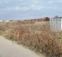 Pozemok so stavebným povolením v Miloslavove - Pozemky na ulici Sokolia vhodné na bývanie, okolie s viditeľnou zásuvkou na elektrinu.