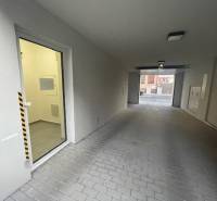 TOP ponuka 4-izbový byt (apartmán) na Čajakovej ul. - Vstupná pasáž do budovy na ulici Čajakova, potenciálny prístup k 4-izbovému bytu.