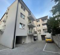 TOP ponuka 4-izbový byt (apartmán) na Čajakovej ul. - Na obrázku je bytový dom na ulici Čajakova, vhodný pre 4-izbový byt.