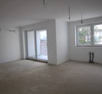 TOP ponuka 4-izbový byt (apartmán) na Čajakovej ul. - 4-izbový byt na ulici Čajakova s priestrannou miestnosťou a veľkými oknami.