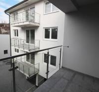 TOP ponuka 4-izbový byt (apartmán) na Čajakovej ul. - Balkón s výhľadom smerom na nádvorie, blízko ulice Čajakova, neďaleko 4-izbového bytu.