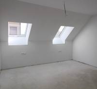 TOP ponuka 4-izbový byt (apartmán) na Čajakovej ul. - Izba na ulici Čajakova, 4-izbový byt, strešné okná, prázdny interiér s ikonou leva.