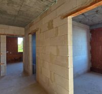  SO-07-B  Priestranný 4-izbový RD so záhradou a 3 parkovacími miestami - Stavený priestor vo výstavbe v 4-izbovom byte s betónovým stropom a tehlovými stenami.