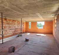  SO-07-B  Priestranný 4-izbový RD so záhradou a 3 parkovacími miestami - Nedokončený interiér 4-izbového bytu s tehlovými stenami a betónovým stropom.