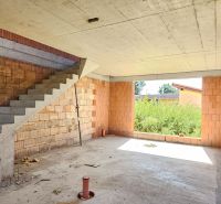  SO-07-B  Priestranný 4-izbový RD so záhradou a 3 parkovacími miestami - Neukončený interiér 4-izbového bytu s betónovým schodiskom a výhľadom do záhrady.