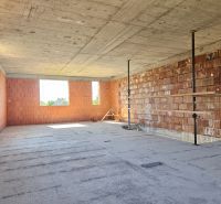  SO-07-B  Priestranný 4-izbový RD so záhradou a 3 parkovacími miestami - Priestranná miestnosť v rozostavanom 4-izbovom byte s tehlovými stenami, bezdverovým otvorom.