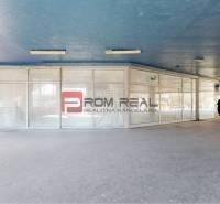 PREDAJ priestoru na frekventovanom mieste BRATISLAVA - Obchodné priestory so sklenenou fasádou a logom realitnej kancelárie PROM REAL.