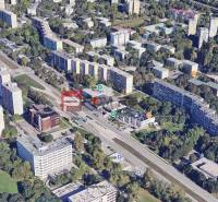 PREDAJ priestoru na frekventovanom mieste BRATISLAVA - Letecký pohľad na ulicu M. Schneidera-Trnavského, obklopenú obchodnými priestormi a zeleňou.