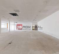 PREDAJ priestoru na frekventovanom mieste BRATISLAVA - Priestranné obchodné priestory so svetlými stenami a stropnými panelmi pripravené na zariadenie.