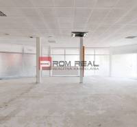 PREDAJ priestoru na frekventovanom mieste BRATISLAVA - Priestranné obchodné priestory s povrchmi na renováciu, pripravené na úpravu podľa potrieb.