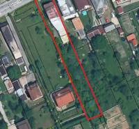 Rodinný dom po kvalitnej rekonštrukcii a prestavbe, Ľubochňa - Letecký pohľad na pozemok s rodinným domom v Ružomberku, ohraničený červenou čiarou.