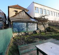 Rodinný dom v rekonštrukcii, Ružomberok - Na ulici Nám. A. Hlinku vidieť starý rodinný dom, dvor a plot.