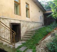 Rodinný dom v rekonštrukcii, Ružomberok - Rodinný dom s omietkou a drevenými oknami na ulici Nám. A. Hlinku.