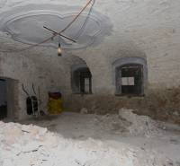 Rodinný dom v rekonštrukcii, Ružomberok - Oprýskaná miestnosť v rodinnom dome na ulici Nám. A. Hlinku, kopa stavebného odpadu.