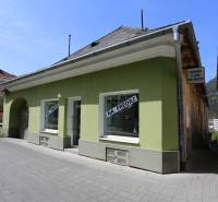 Rodinný dom v rekonštrukcii, Ružomberok - Rodinný dom na ulici Nám. A. Hlinku, určený na predaj, s nápisom a zelenou fasádou.