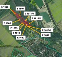 Ražňany – 2.150 m2 PÔDA a LES  - Letecký pohľad na poľnohospodárske a lesné pozemky pri obci Ražňany s označenými parcelami.